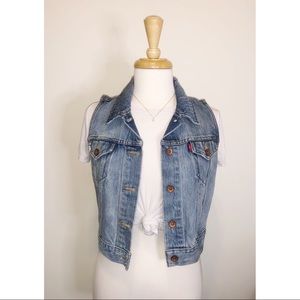 Levi’s trucker vest